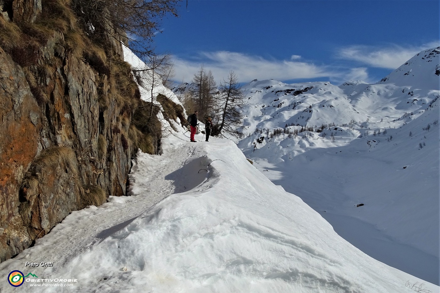 50 L'invaso del  Lago di Fregabolgia  in veste invernale, in letargo...senz'acqua, bianco di neve.JPG